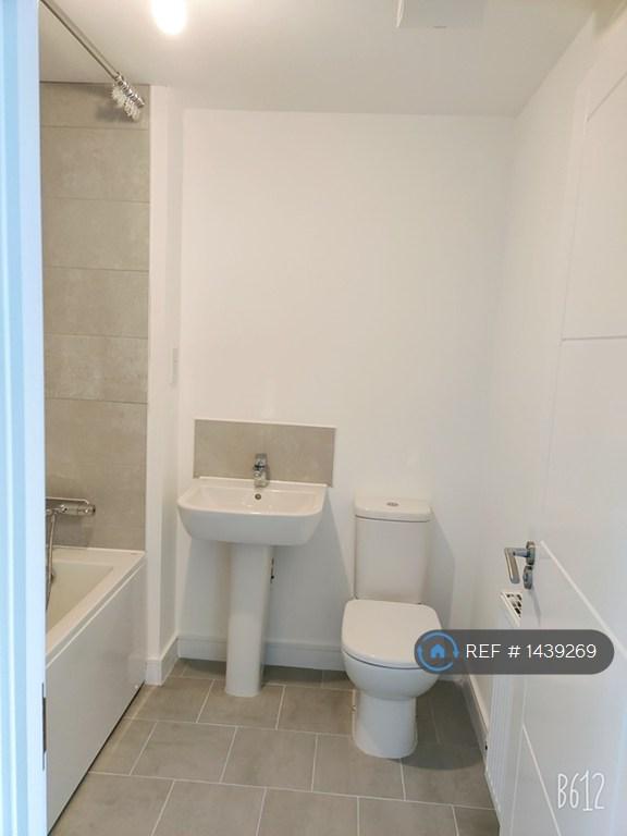 Upstairs Common Bathroom