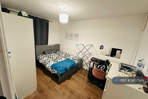 Studio to rent, Oxford Road, London, E15