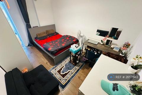 Studio to rent, Oxford Road, London, E15