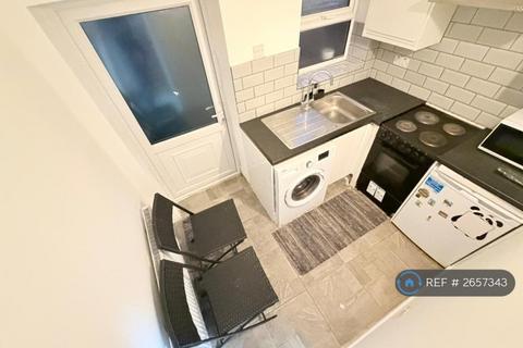 Studio to rent, Oxford Road, London, E15