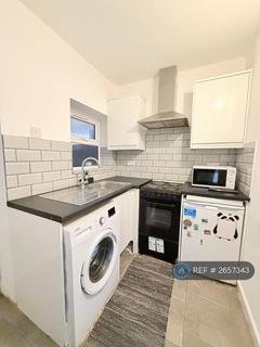 Studio to rent, Oxford Road, London, E15