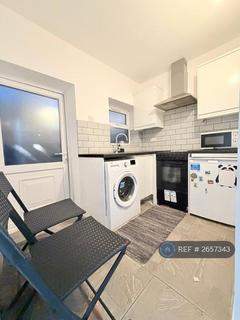 Studio to rent, Oxford Road, London, E15