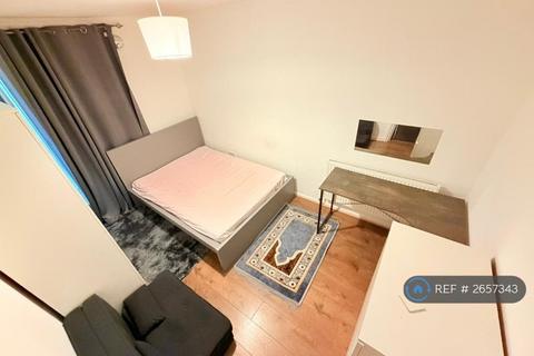 Studio to rent, Oxford Road, London, E15