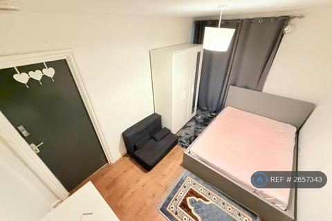 Studio to rent, Oxford Road, London, E15