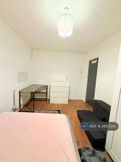 Studio to rent, Oxford Road, London, E15