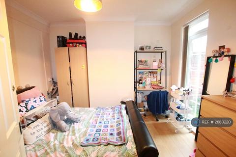 3 bedroom terraced house to rent, Donnington Gardens, Reading, RG1