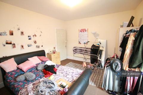3 bedroom terraced house to rent, Donnington Gardens, Reading, RG1