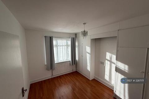 4 bedroom semi-detached house to rent, Albany Road, Enfield, EN3