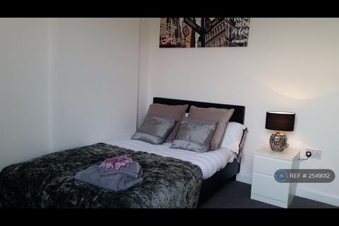 1 bedroom in a house share to rent, Oldham Road, Rochdale, OL11