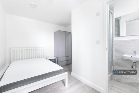 3 bedroom maisonette to rent, Chubworthy Street, London, SE14