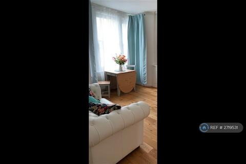 1 bedroom flat to rent, Lavender Hill, London, SW11