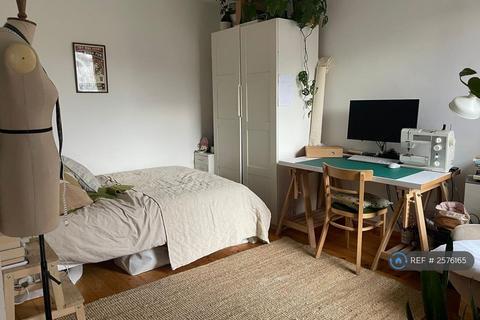 Studio to rent, Belgrade Road, London, N16