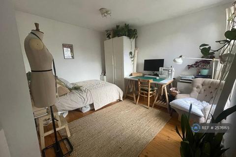 Studio to rent, Belgrade Road, London, N16