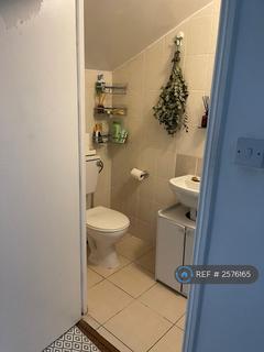 Studio to rent, Belgrade Road, London, N16