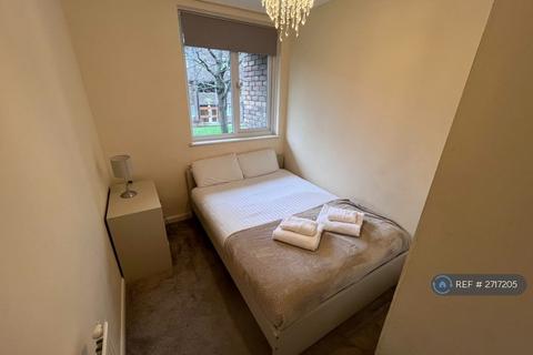 1 bedroom in a house share to rent, Dowdeswell Close, London, SW15
