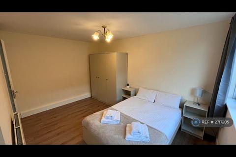 1 bedroom in a house share to rent, Dowdeswell Close, London, SW15