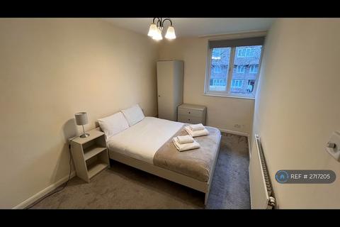 1 bedroom in a house share to rent, Dowdeswell Close, London, SW15