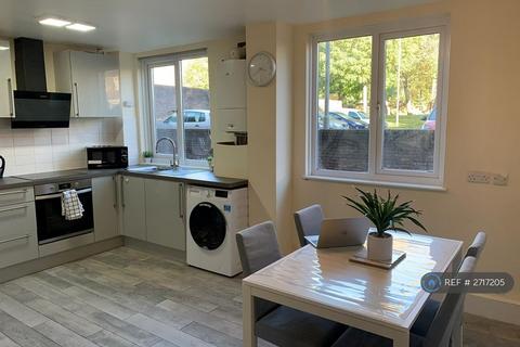 1 bedroom in a house share to rent, Dowdeswell Close, London, SW15