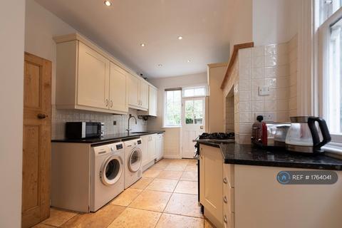 4 bedroom semi-detached house to rent, Limes Avenue, London, N12