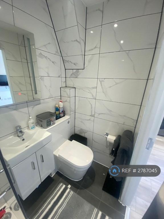 Bathroom/ Shower