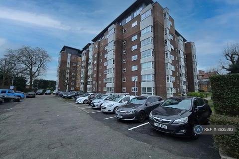 3 bedroom flat to rent, Raffles House, London, NW4