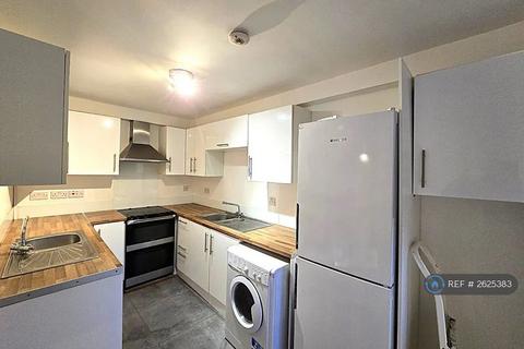 3 bedroom flat to rent, Raffles House, London, NW4