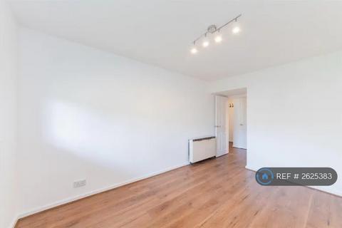 3 bedroom flat to rent, Raffles House, London, NW4