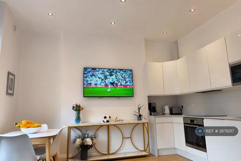 2 bedroom flat to rent, Auriol Road, London, W14