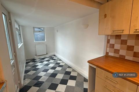 3 bedroom semi-detached house to rent, Conway Avenue, Warrington, WA5