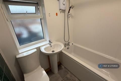 3 bedroom semi-detached house to rent, Conway Avenue, Warrington, WA5
