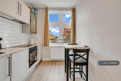 Studio to rent, Edgware Road, London, W2