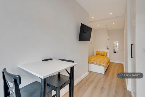Studio to rent, Edgware Road, London, W2