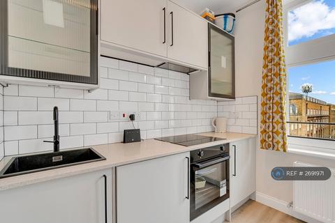 Studio to rent, Edgware Road, London, W2
