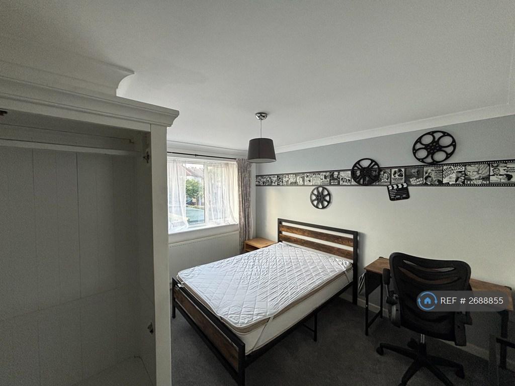 Bright Double Room With Desk And Sidetable