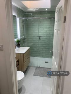 1 bedroom in a house share to rent, Cranmore Avenue, Isleworth, TW7