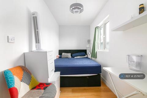 1 bedroom in a house share to rent, Montague Road, Hounslow, TW3