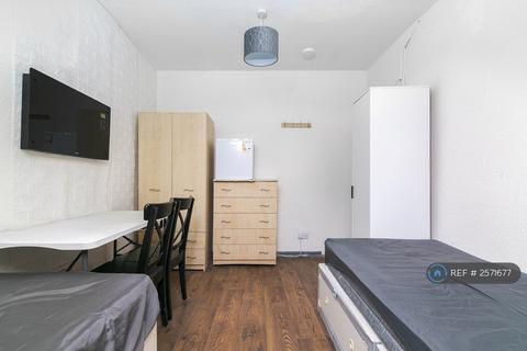 1 bedroom in a house share to rent, Montague Road, Hounslow, TW3