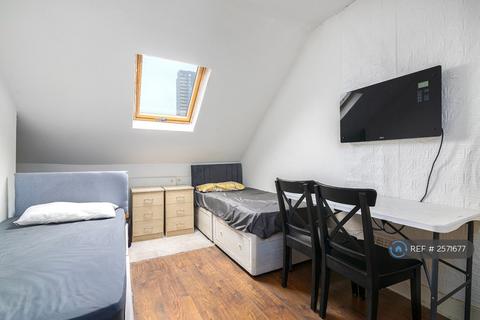 1 bedroom in a house share to rent, Montague Road, Hounslow, TW3