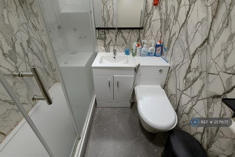 1 bedroom in a house share to rent, Montague Road, Hounslow, TW3