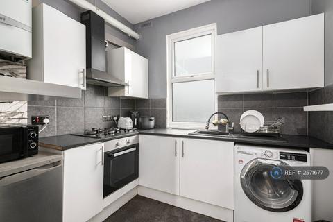 1 bedroom in a house share to rent, Montague Road, Hounslow, TW3