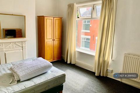 4 bedroom terraced house to rent, Richmond Road, Manchester, M14