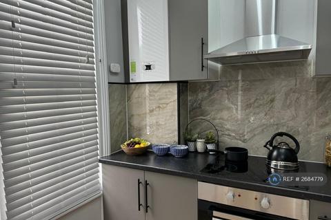2 bedroom flat to rent, Tennyson Street, London, SW8