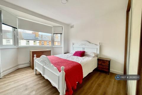 1 bedroom in a house share to rent, Board School Road, Woking, GU21