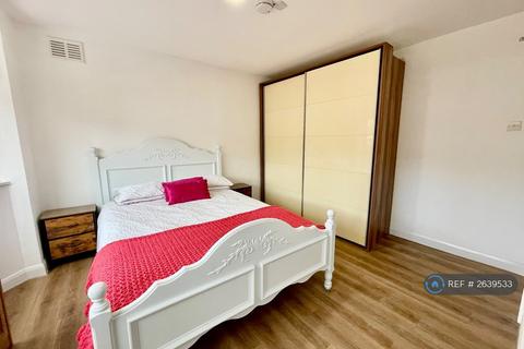 1 bedroom in a house share to rent, Board School Road, Woking, GU21