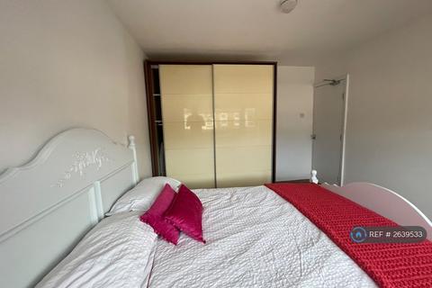 1 bedroom in a house share to rent, Board School Road, Woking, GU21