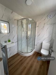 1 bedroom in a house share to rent, Board School Road, Woking, GU21