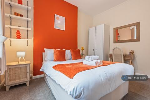 3 bedroom flat to rent, Filmer Road, London, SW6