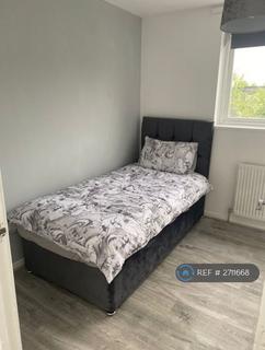 1 bedroom in a house share to rent, Runbury Circle, London, NW9
