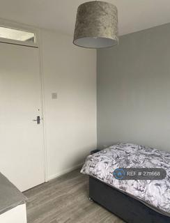 1 bedroom in a house share to rent, Runbury Circle, London, NW9