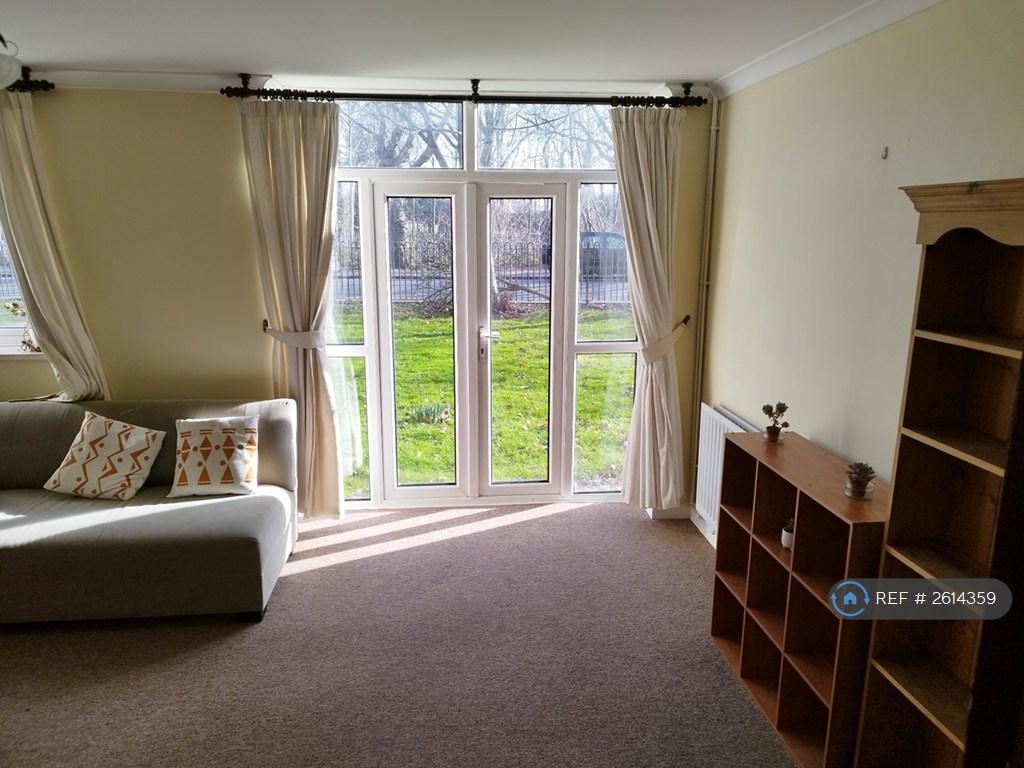 Lounge/Access To Gardens